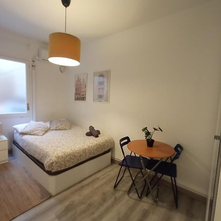 Private Rooms On Tamarit Street برشلونة المظهر الخارجي الصورة
