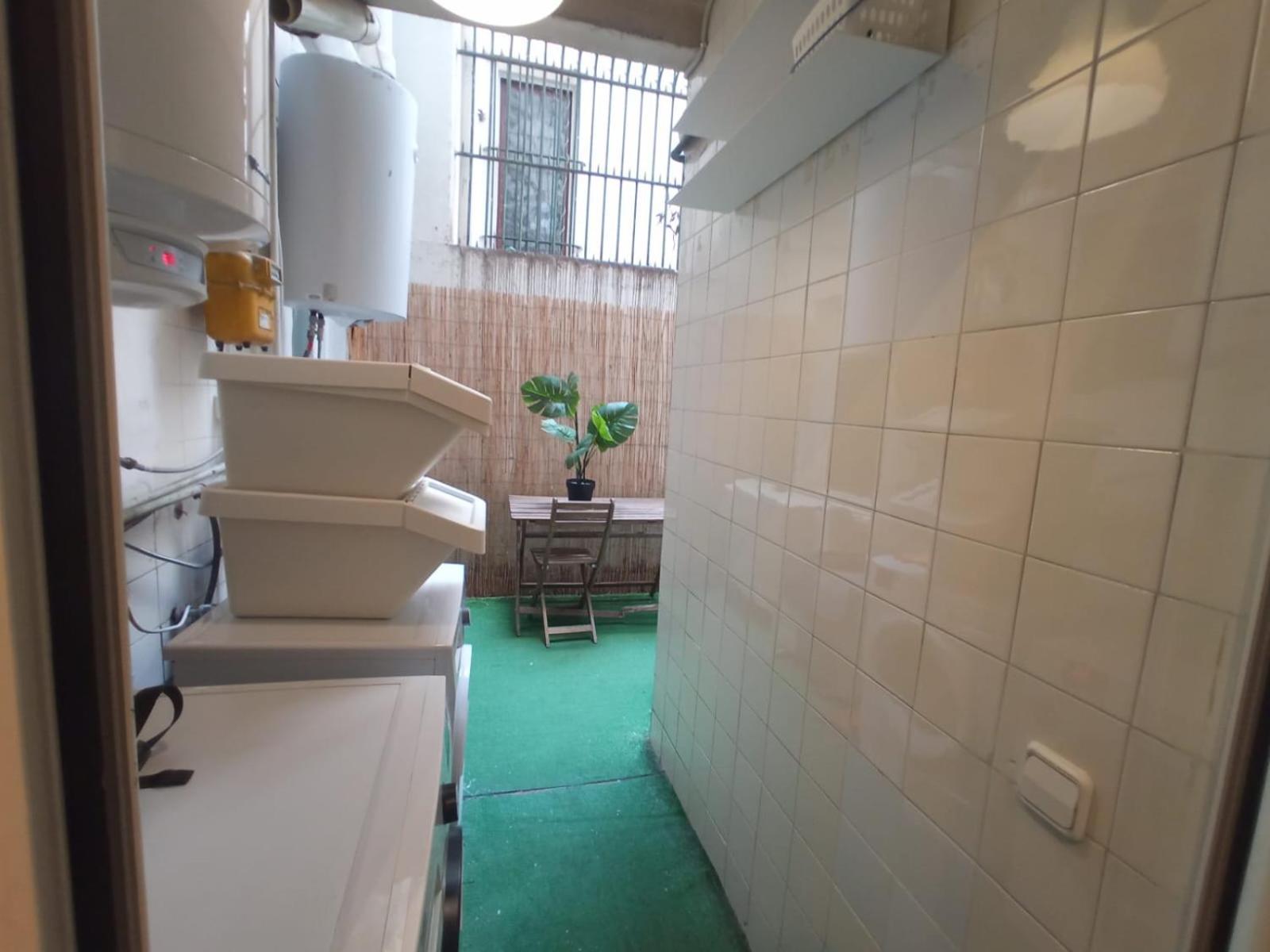 Private Rooms On Tamarit Street برشلونة المظهر الخارجي الصورة