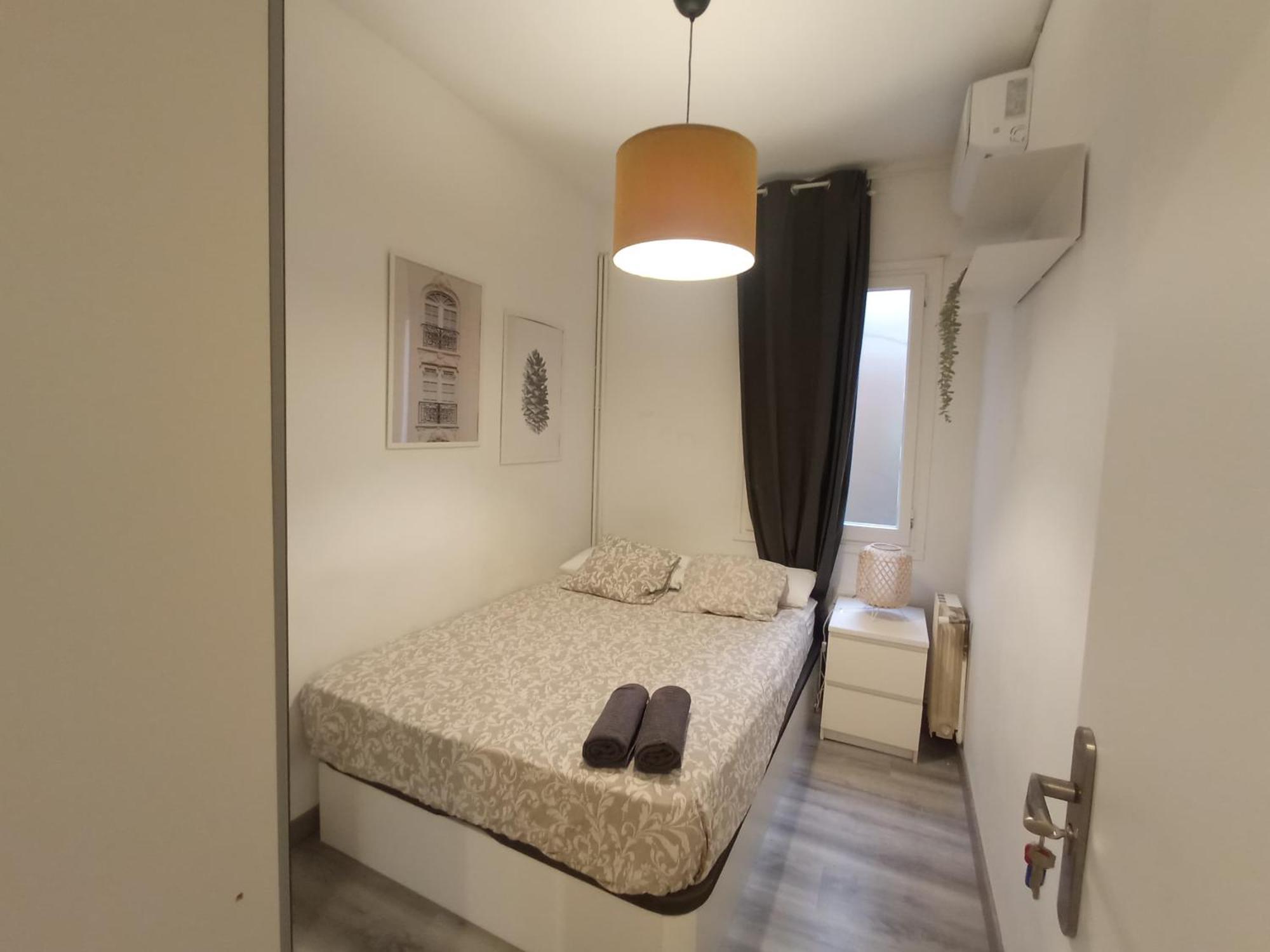 Private Rooms On Tamarit Street برشلونة المظهر الخارجي الصورة