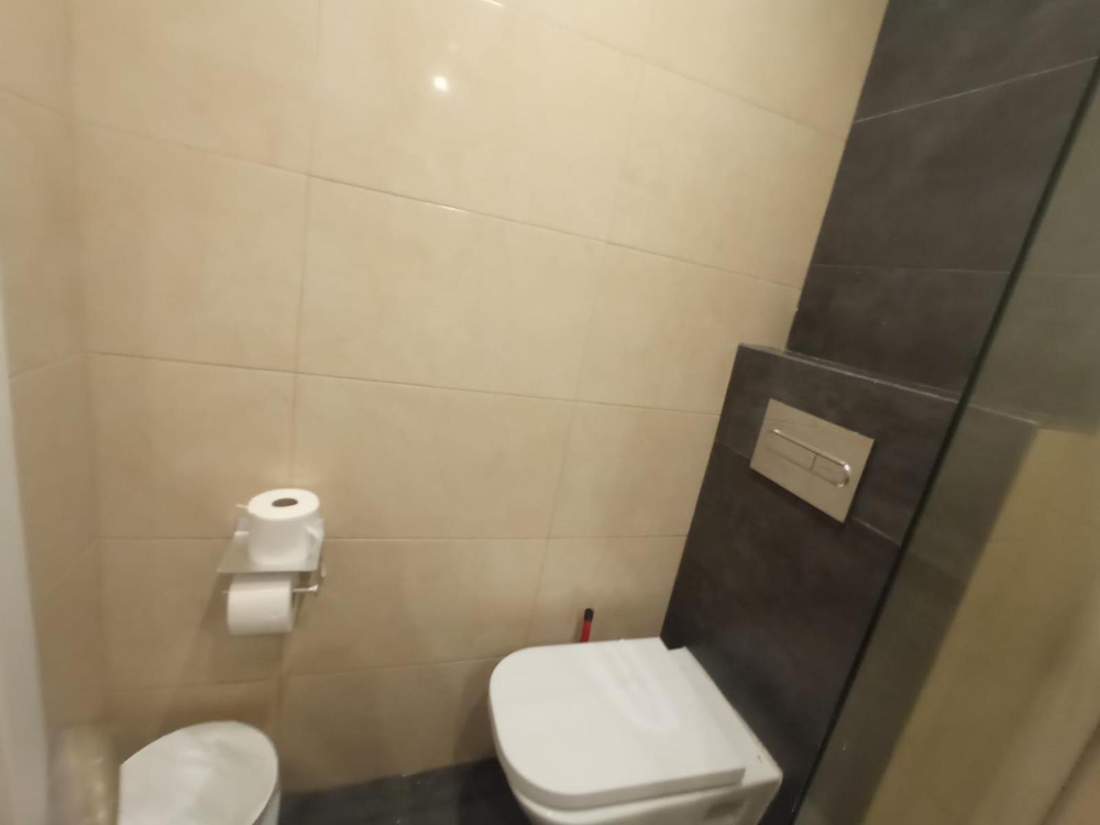 Private Rooms On Tamarit Street برشلونة المظهر الخارجي الصورة