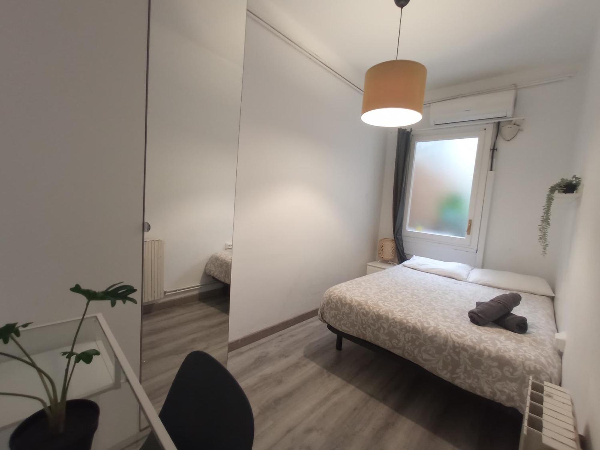 Private Rooms On Tamarit Street برشلونة المظهر الخارجي الصورة