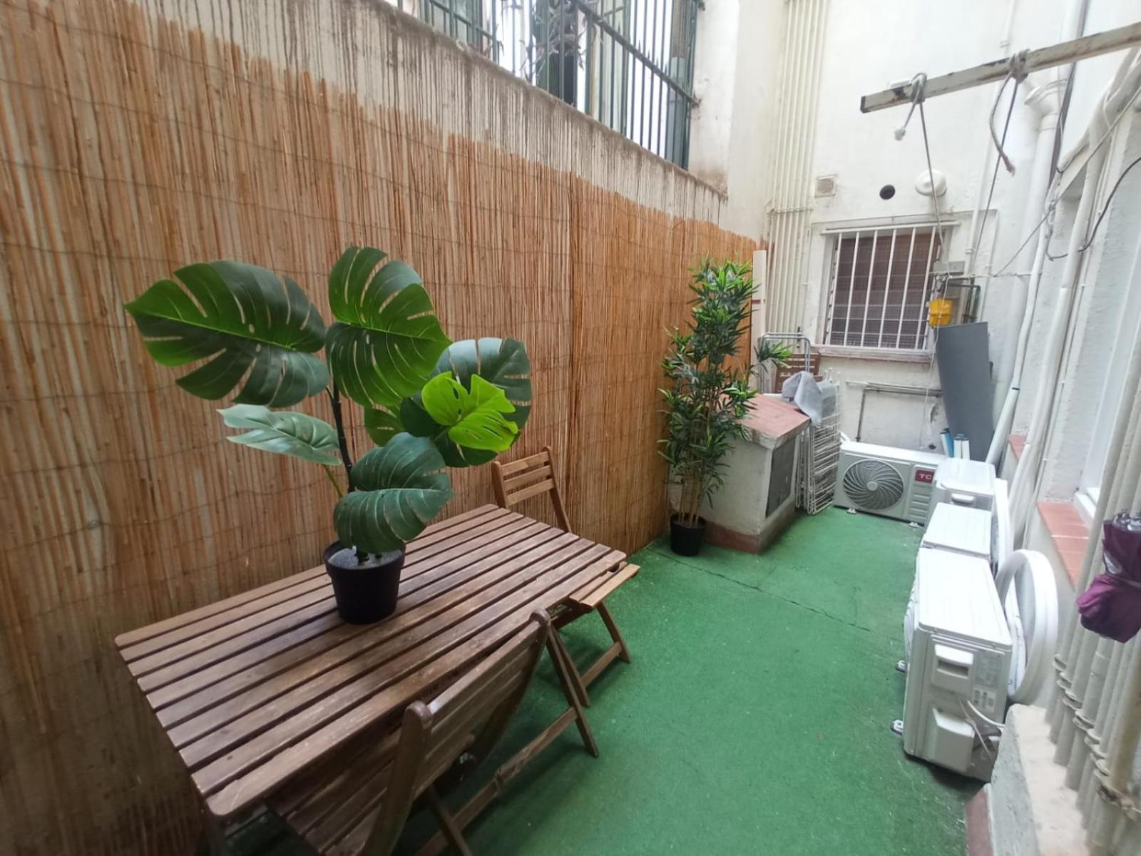 Private Rooms On Tamarit Street برشلونة المظهر الخارجي الصورة