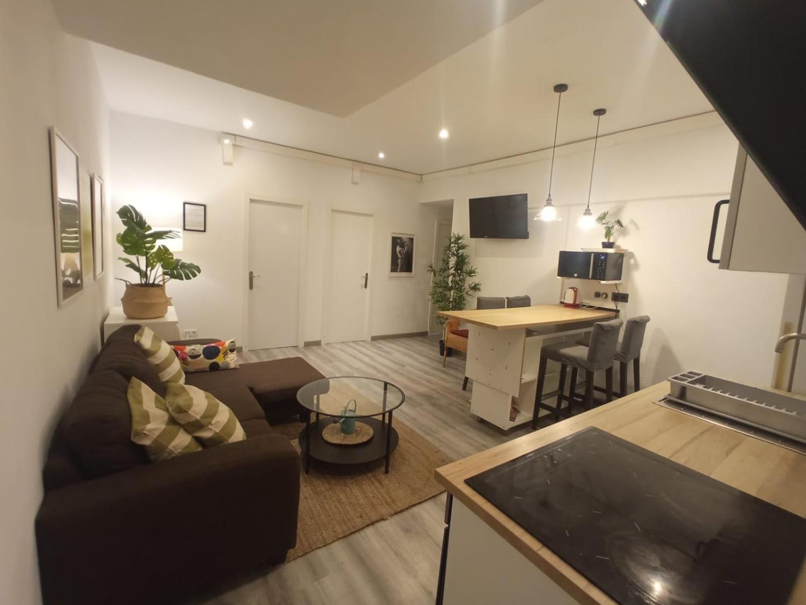 Private Rooms On Tamarit Street برشلونة المظهر الخارجي الصورة