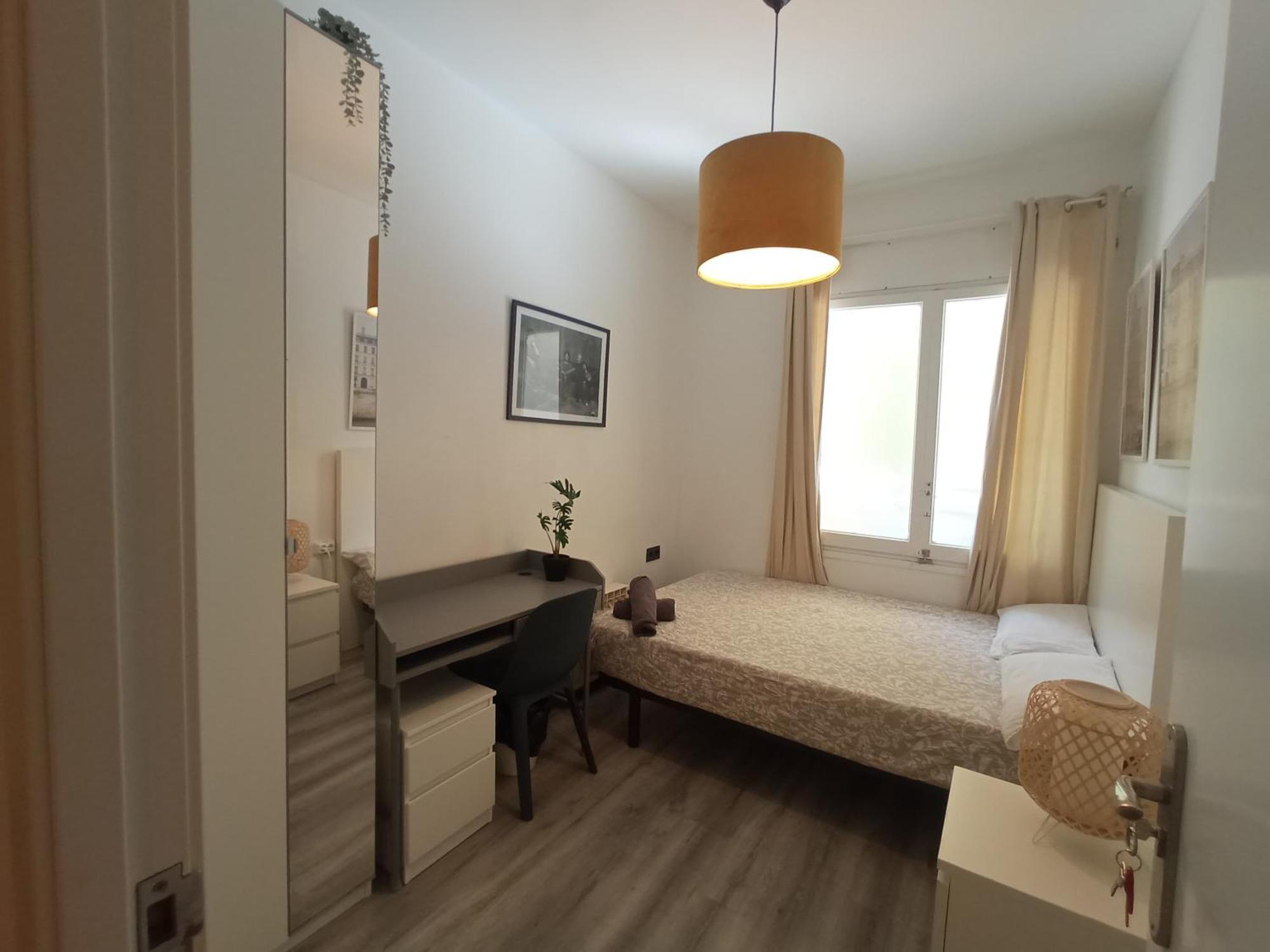 Private Rooms On Tamarit Street برشلونة المظهر الخارجي الصورة