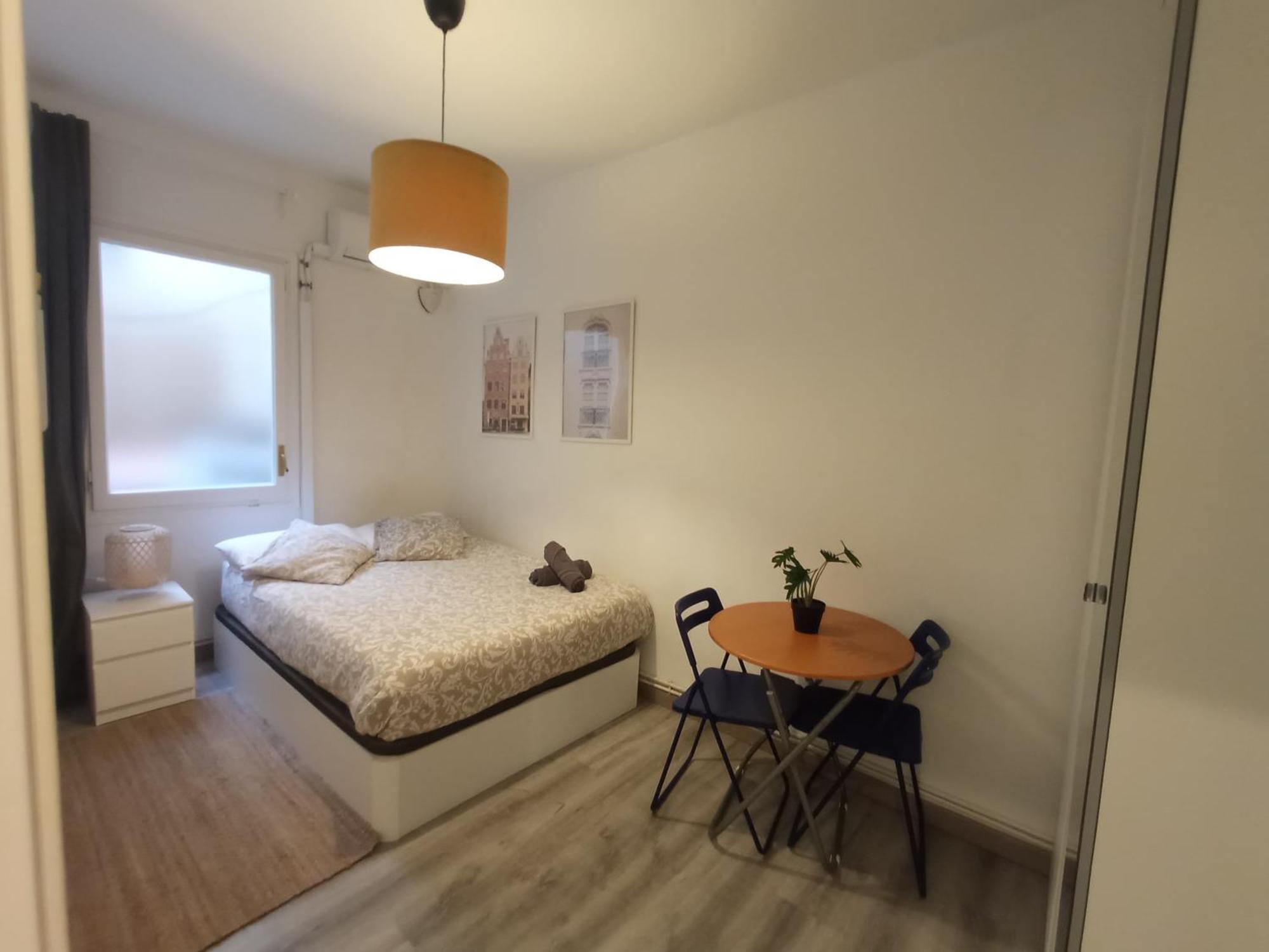 Private Rooms On Tamarit Street برشلونة المظهر الخارجي الصورة