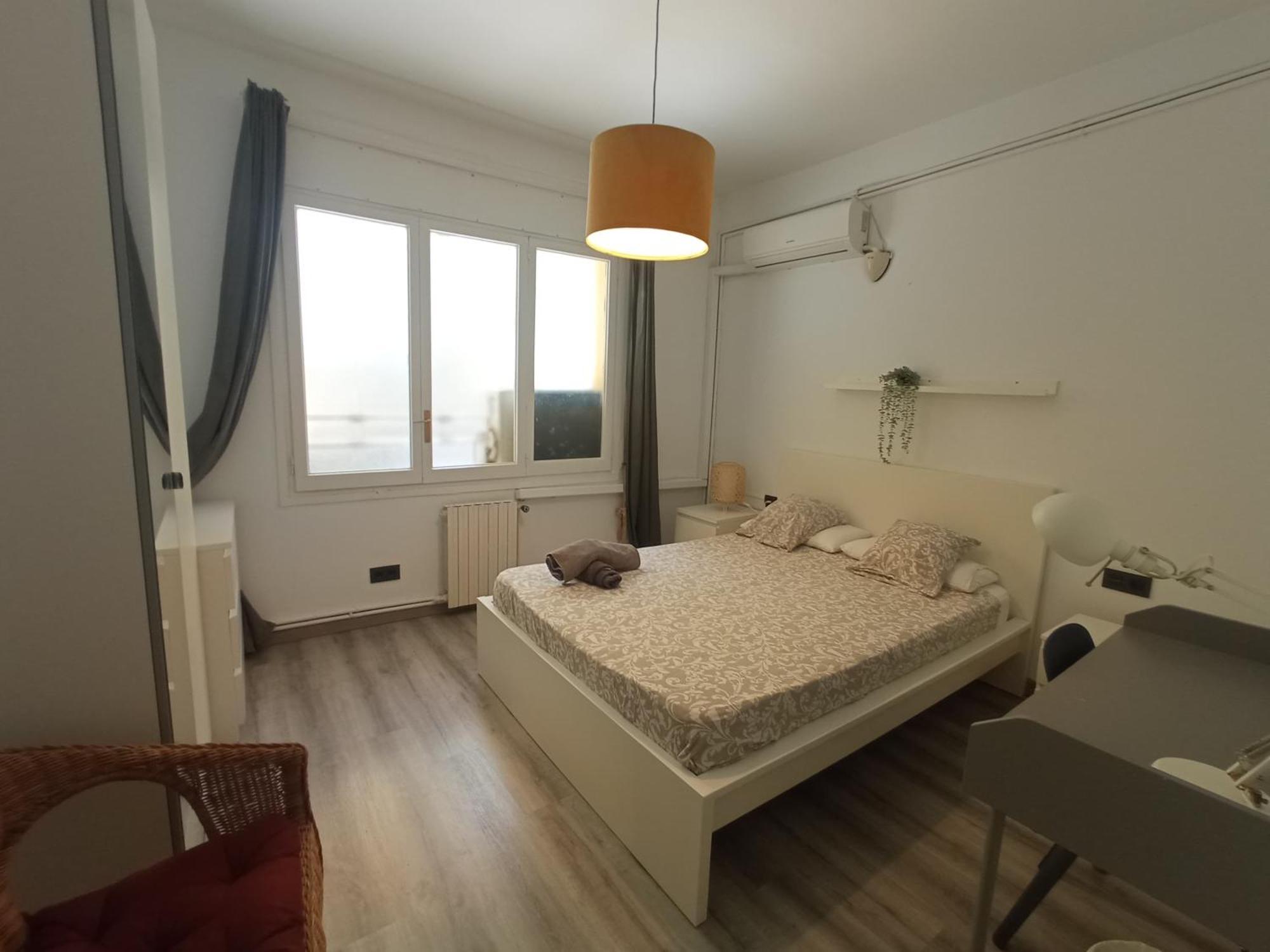 Private Rooms On Tamarit Street برشلونة المظهر الخارجي الصورة